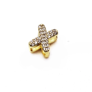 Vista detallada de un colgante en forma de X dorado con circonitas brillantes para joyas