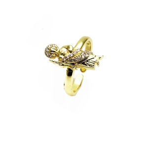 Detalle del anillo ajustable dorado con un diseño de ángel querubín y micro circonitas
