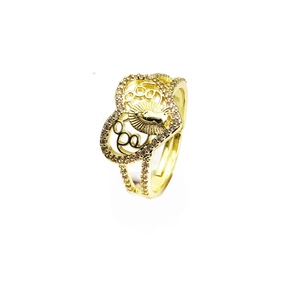 Detalle de anillo de corazón bañado en oro con micro circonitas y diseño calado único