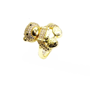 Detalle de anillo ajustable con forma de oso y micro pavé de circonitas brillantes