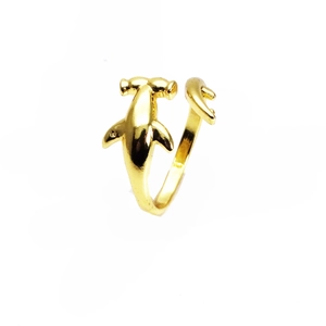 Vista de detalle de un anillo ajustable de oro pulido con diseño de tiburón martillo