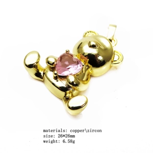 Dettaglio del ciondolo a forma di orso dorato 26x26mm con zircone a cuore rosa