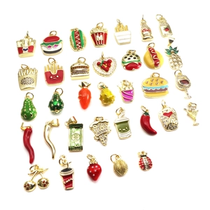Assortiment de mini breloques en émail : burgers, fruits et boissons pour bijoux DIY