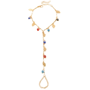 Vue détaillée d'un bracelet chaîne de main Mauvais Œil et Main de Fatma avec breloques