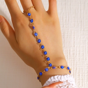 Gros plan détaillé d'un bracelet de main doré avec des perles bleues de l'œil du mal