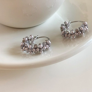 Boucles d'oreilles créoles argentées ornées de perles grises et cristaux brillants.