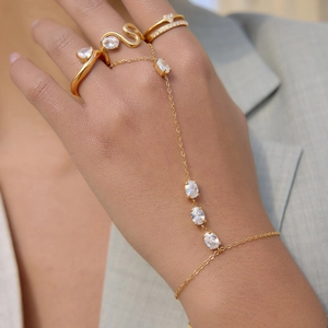 Modieuze vergulde handketting armband met sprankelende witte zirkonia steentjes