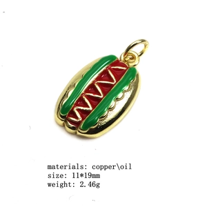 Détail macro d'un pendentif hot-dog en cuivre plaqué or pour la création de bijoux