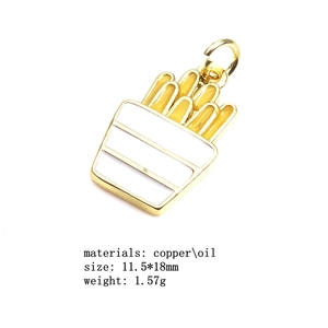 Détail du pendentif frites avec émail jaune et anneau de saut en métal doré poli