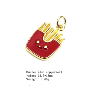 Détail d'un pendentif frites rouge avec visage souriant en cuivre et émail coloré