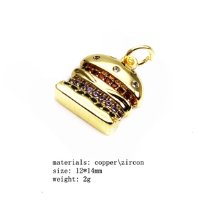 Vue détaillée d'un pendentif burger en cuivre 12x14mm avec zircons colorés