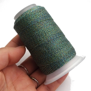Dettaglio del filo cerato metallico multicolore per gioielli fai da te e ricami