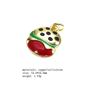 Macro d'un pendentif hamburger de 12,5x15,5mm en cuivre avec émail coloré et zircons