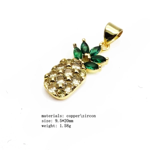 Vue détaillée du pendentif ananas en or avec des pierres de zircone jaune et verte
