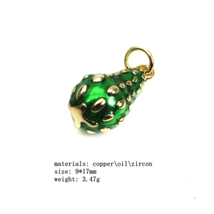 Détail du pendentif poire émaillé vert à points dorés, breloque cuivre et zircon 9x17mm