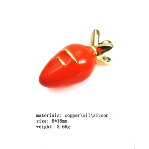 Vue détaillée du pendentif carotte en cuivre, émail orange et incrustation zircon