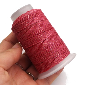 Primo piano di rotolo di filo cerato rosa scintillante per gioielli fai-da-te e bracciali