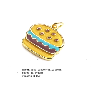 Détail du pendentif hamburger en cuivre émaillé avec zircon, dimensions 16,5x17mm