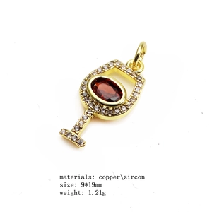 Détail du pendentif verre à vin en cuivre plaqué or avec zircon rouge serti