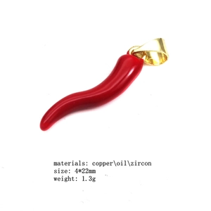 Détail d'un pendentif piment rouge en cuivre et zircon, 4x22mm pour création de bijoux