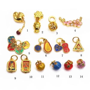 Collection de 14 pendentifs en or avec motifs du zodiaque chinois et fleurs en émail
