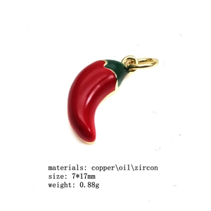 Détail du pendentif piment rouge en émail et zircon sur fond blanc pur et net