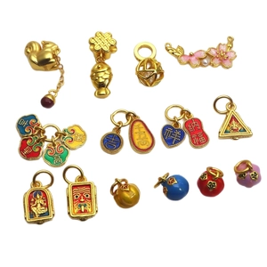 Pendentifs en émail doré avec poisson porte-bonheur et motifs chinois traditionnels
