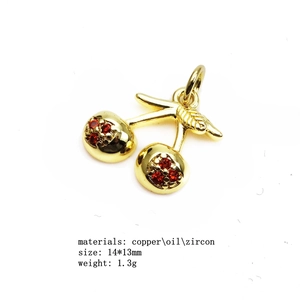 Vue détaillée du pendentif cerise avec zircons rouges et dimensions de 14x13mm