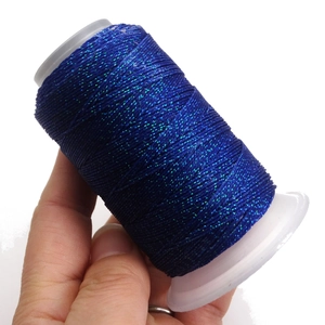 Dettaglio del cordoncino cerato blu scuro metallizzato per tessitura di bracciali
