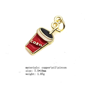 Vue détaillée du pendentif gobelet Coka rouge avec spécifications en cuivre et zircon