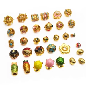 Cuentas huecas bañadas en oro con carácter Fu y esmalte para bisutería DIY