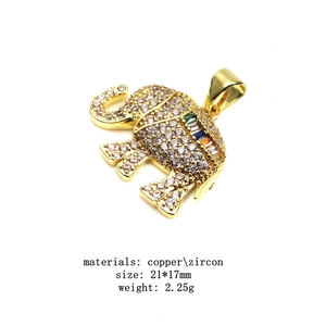Dettaglio del ciondolo a elefante in zircone micro-pavé con dimensioni 21x17mm e peso di 2,25g