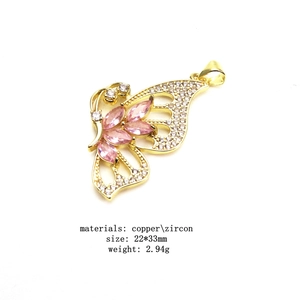 Ciondolo a farfalla in rame dorato con zircone rosa e micro-set di piccoli cristalli