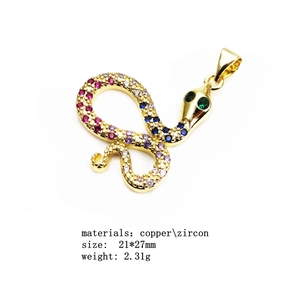 Macro del ciondolo a serpente in rame 21x27mm con zirconi multicolore e occhi verdi