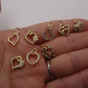 Kollektion goldener Herzanhänger mit Zirkonia-Besatz und verschiedenen Designs