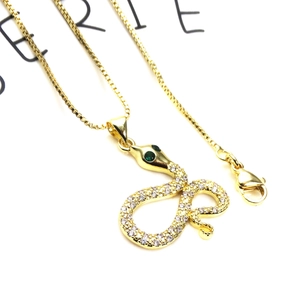 Macro di collana con ciondolo a serpente dorato con zirconi bianchi e occhi verdi