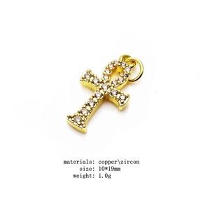 Detaillierte Makroansicht des 10x19mm Gold Ankh Kreuzanhängers mit Zirkonia-Besatz