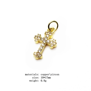 Makro-Detail eines 10x17mm Gold-Kreuzanhängers mit Zirkonia-Inlay und Kupfer-Basis