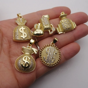Cinq pendentifs de sac d'argent hip hop dorés avec zircons sur la main