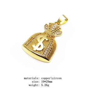 Vue détaillée du pendentif sac d'argent serti de zircons avec le symbole dollar