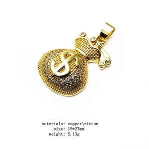 Détail du pendentif sac d'argent plaqué or avec zircons et symbole du dollar