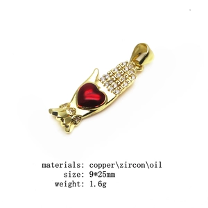 Makroaufnahme von 9x25mm vergoldetem Hand-Herz-Anhänger mit Zirkonia-Details