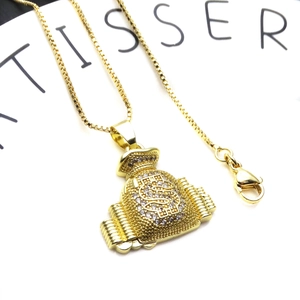 Macro du pendentif sac d'argent doré avec signe dollar et zircone cubique micro-pavée