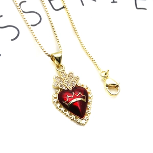Detail der roten Emaille-Herzanhänger mit Goldkrone und funkelnden Zirkonia-Steinen