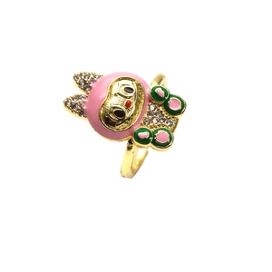 Detalle macro del anillo chapado en oro de 14k con conejo de esmalte rosa y microcirconitas