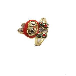 Detalle de anillo chapado en oro 14k con amuleto de esmalte rojo y circonitas microengastadas