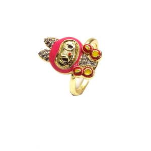 Detalle del anillo de esmalte rosa con micro-engaste de circonitas y acabado dorado