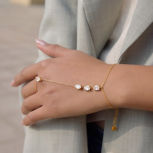 Gedetailleerd overzicht van een elegante vergulde handketting met vier ovale zirkoon