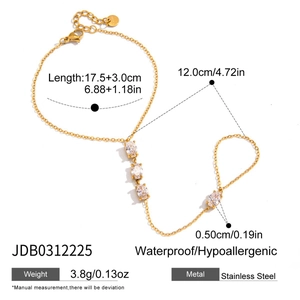 Elegante pulsera de anillo en acero inoxidable dorado con piedras de circón claro