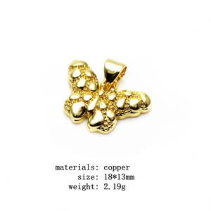 Macro-opname van 18x13mm vergulde koperen vlinderhanger met getextureerde details